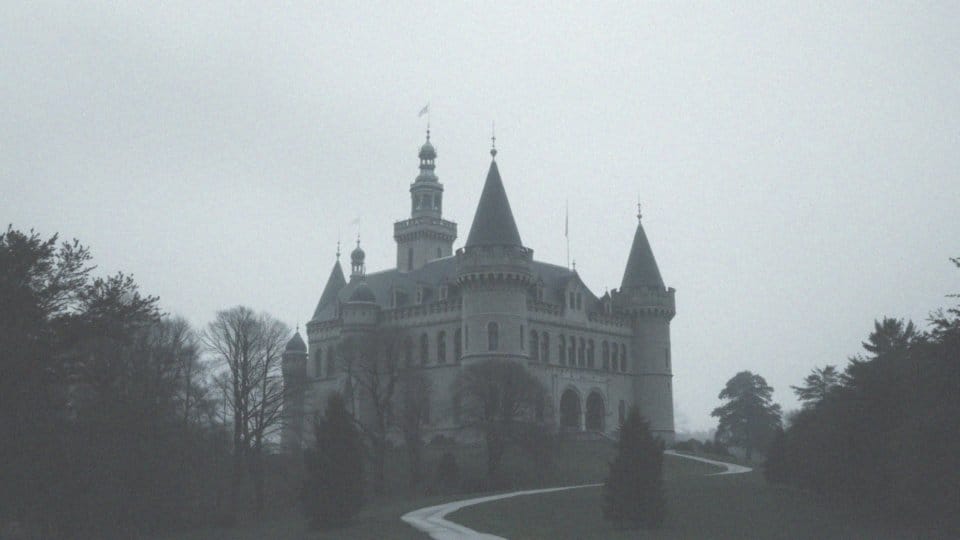 Jakie legendy wiążą się z zamkiem w Mosznej?