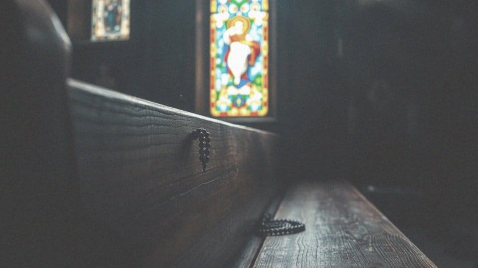 Jakie są różnice między różańcem a innymi formami modlitwy?