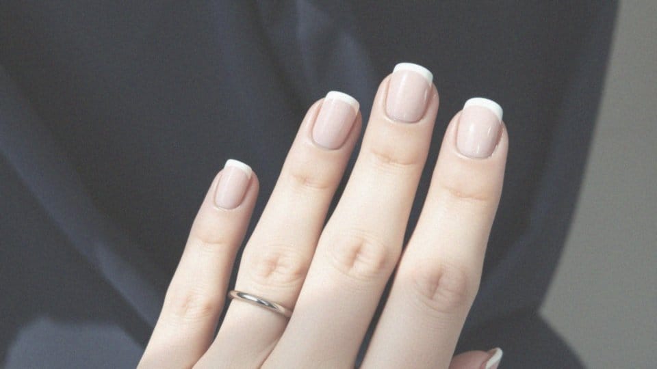 Jaki styl manicure najlepiej harmonizuje z granatową sukienką?