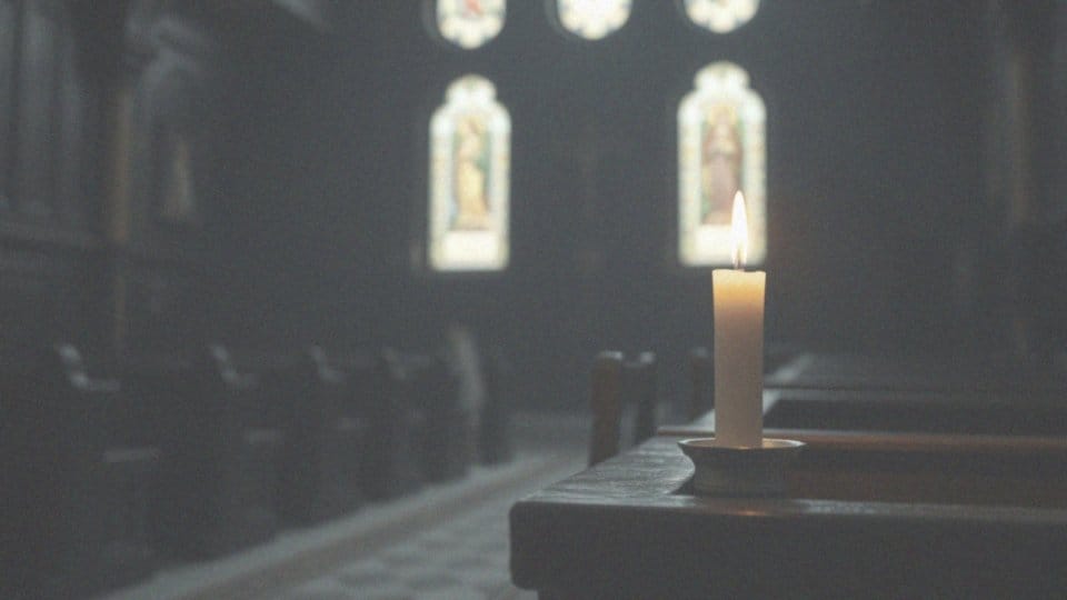 Jak zapalenie świeczki może pomóc zmarłemu odejść spokojnie?