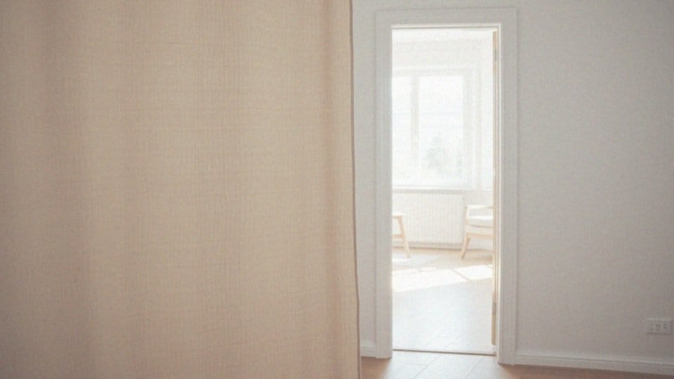 Jakie są różnice między kotarami a tradycyjnymi drzwiami?