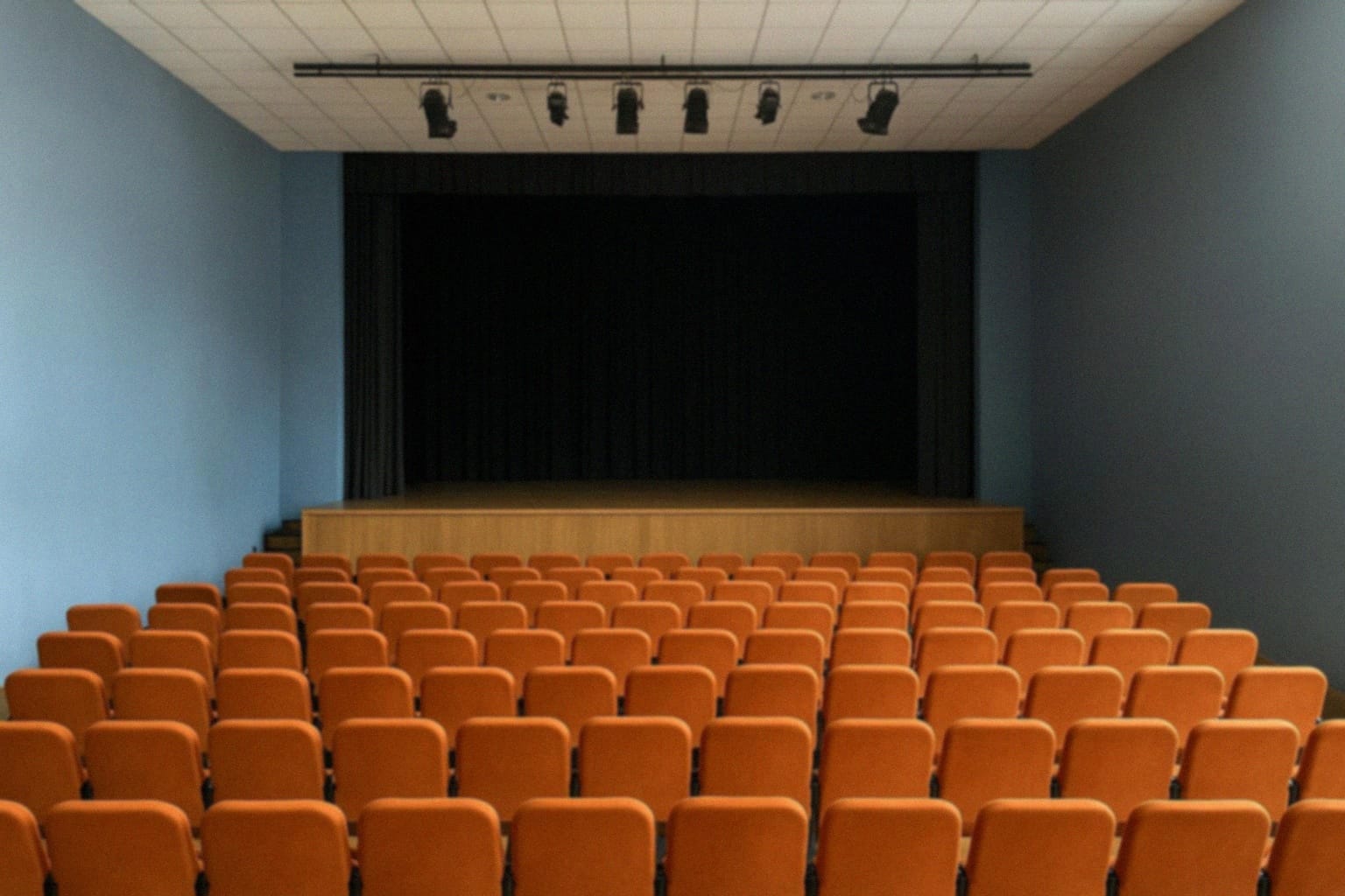 Premiera spektaklu „Nienasyceni, czyli czysta blaga” w Domu Kultury w Markach