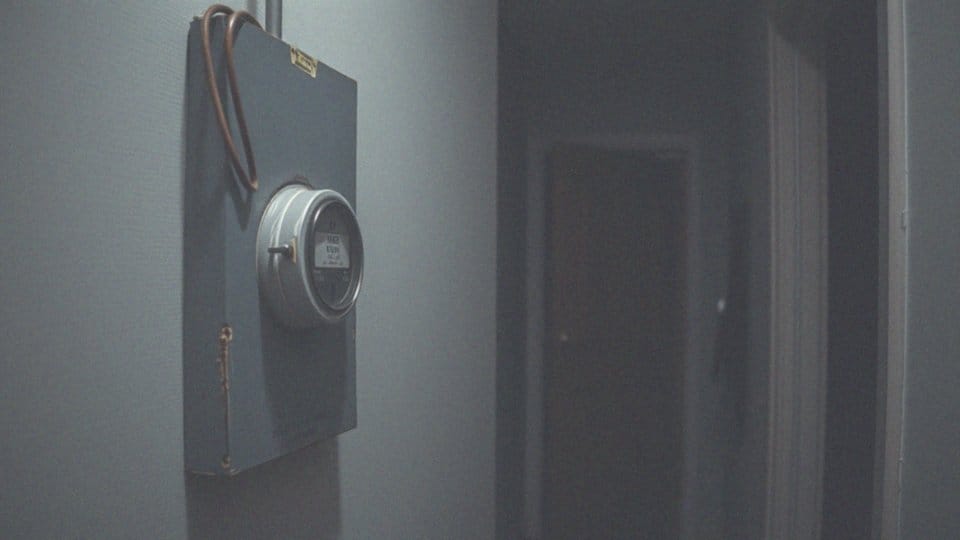 Odcięcie prądu przez właściciela mieszkania – prawa lokatora i konsekwencje