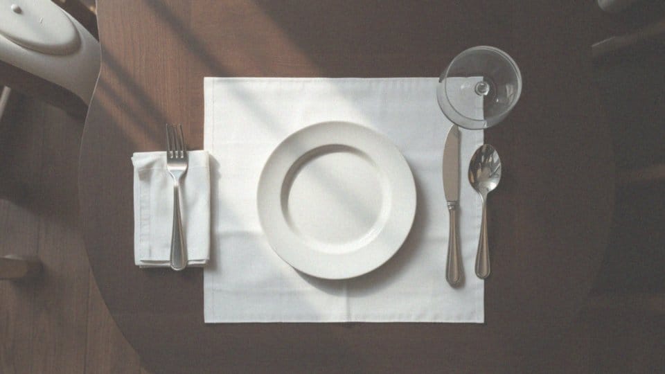 Ułożenie sztućców i serwetek na stole – zasady i porady
